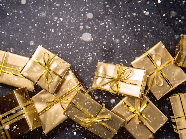 Foto fondo de navidad con cajas de regalo doradas