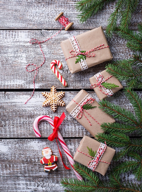 Fondo de Navidad con cajas de regalo y galletas de jengibre. Vista superior