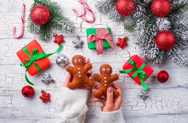 Fondo de Navidad con cajas de regalo y galletas de jengibre