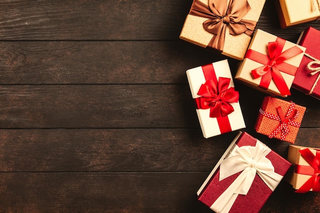 Fondo de Navidad con cajas de regalo en mesa de madera