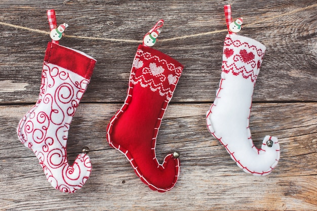 Fondo de navidad Calcetines de Navidad blanco y rojo sobre fondo de madera vieja. Tonificado.