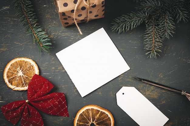 Fondo de Navidad con carta, sobre y bolígrafo rodeado de decoraciones de temporada