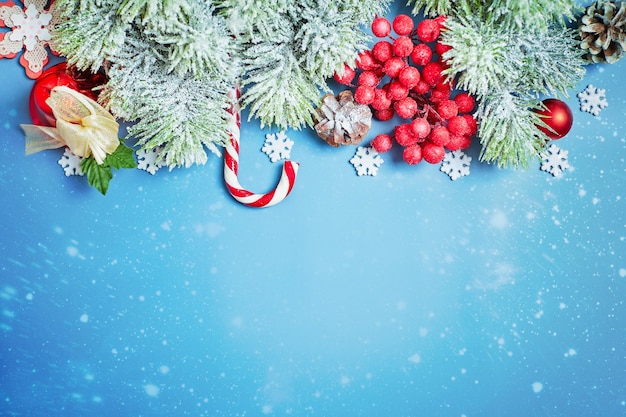 Fondo de Navidad, celebración, concepto de fiesta de Nochevieja. Fondo de año nuevo con adornos de año nuevo.