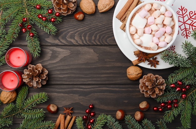 Fondo de Navidad con chocolate caliente. Vista superior, horizontal con espacio de copia.