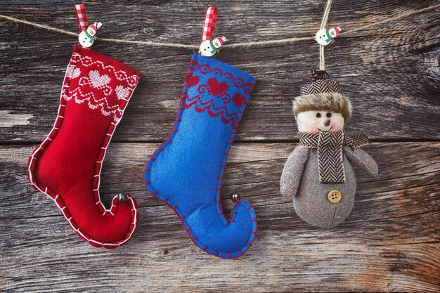 Fondo de navidad Coloridos calcetines de Navidad sobre fondo de madera vieja. Tonificado.
