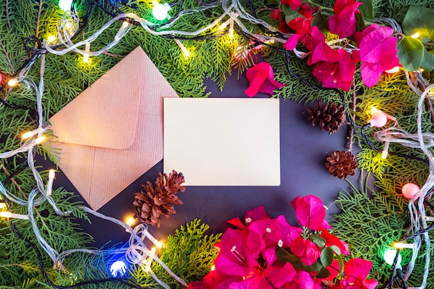 Foto fondo de navidad concepto minimalista tarjeta de felicitación de navidad con hojas de abeto