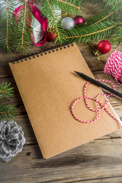 Fondo de Navidad con cuaderno en blanco