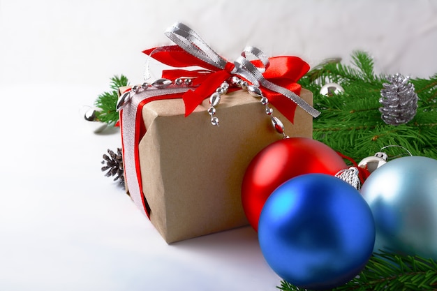 Fondo de Navidad con cuentas de plata decoradas caja de regalo