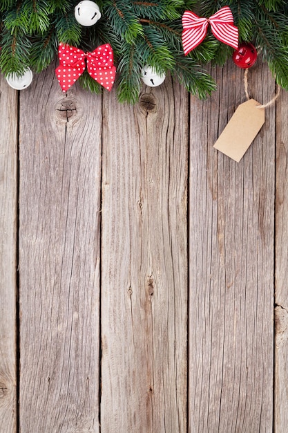 Fondo de navidad con decoración de abeto y lazo