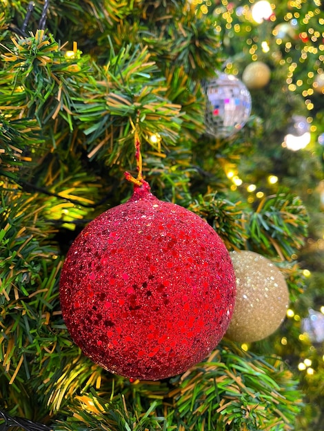 Fondo de Navidad con decoración de árbol de bolas de Navidad