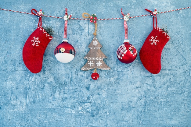 Foto fondo de navidad. decoración de navidad colgando de una cuerda sobre fondo azul. copie el espacio.