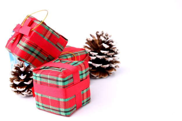 Fondo de Navidad con decoraciones y cajas de regalo sobre fondo blanco.
