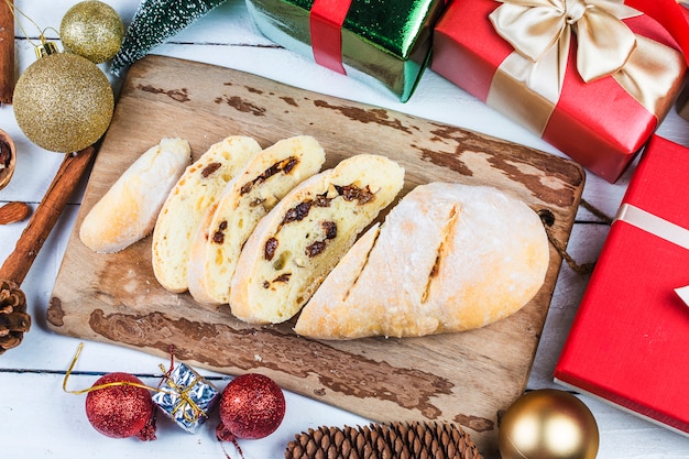 Fondo de Navidad con decoraciones y cajas de regalo en el tablero de madera, pan