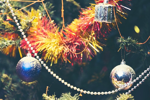 Fondo de Navidad con decoraciones y cajas de regalo