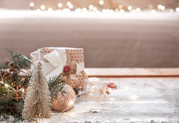 Fondo de Navidad con detalles de decoración en un espacio de copia de fondo borroso