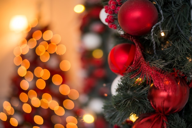 Fondo de Navidad dorado y rojo, tarjeta de felicitación, vista con un árbol de Navidad decorado