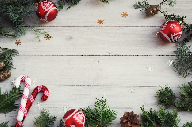 Fondo de Navidad en el escritorio de madera blanca