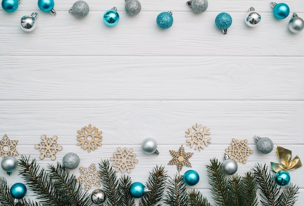 Fondo de Navidad en el escritorio de madera blanca