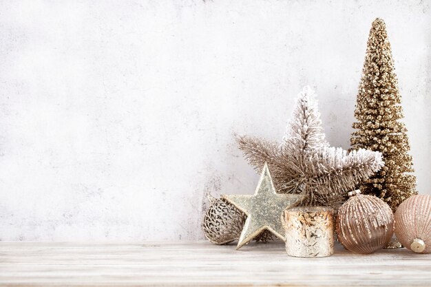 Fondo de Navidad con estrella decorativa, bolas de Navidad y árbol dorado.