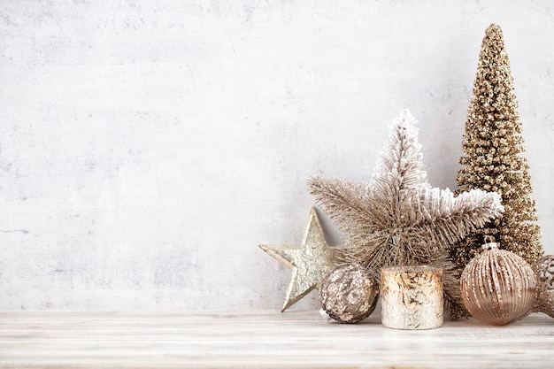 Fondo de Navidad con estrella decorativa, bolas de Navidad y árbol dorado.