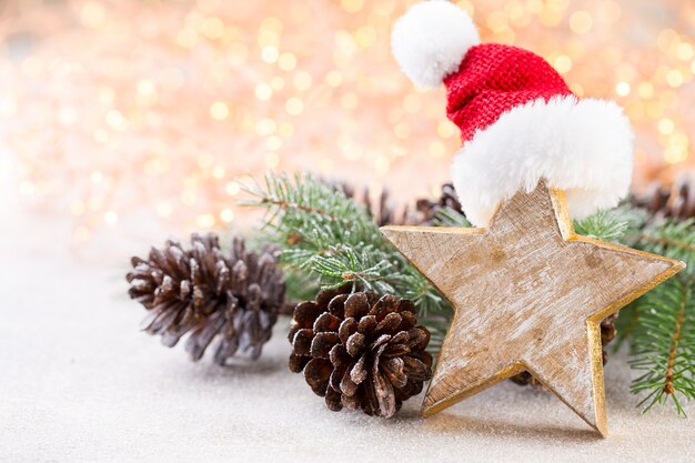 Fondo de Navidad. Estrella de Navidad y gorro de Papá Noel. Tarjeta de felicitación.