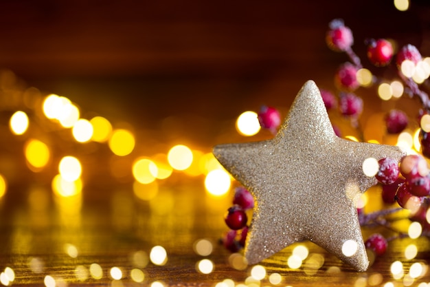 Fondo de Navidad. Estrella de Navidad y gorro de Papá Noel. Tarjeta de felicitación.