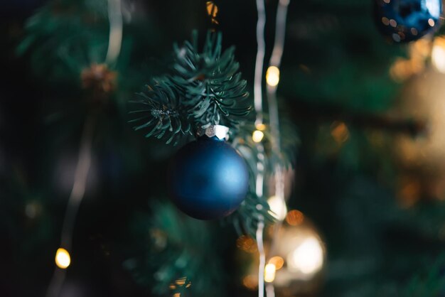 Fondo de Navidad, fondo festivo de ramas de pino verde. Decoración navideña con bokeh