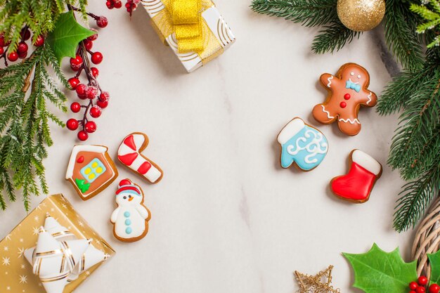 Fondo de navidad con galletas y adornos decorativos de pan de jengibre de navidad, vista superior, espacio de copia