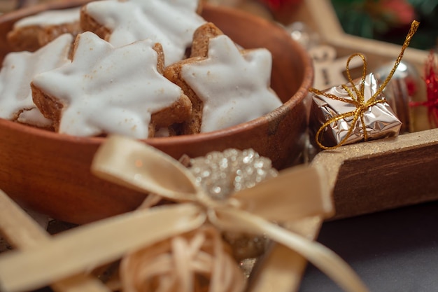 Fondo de Navidad con galletas de caramelo y juguetes de Navidad