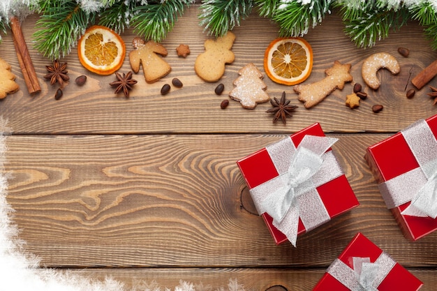 Fondo de navidad con galletas de especias de árbol