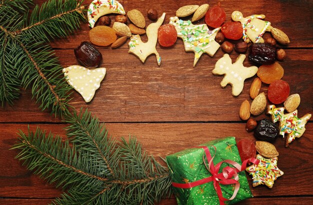 Fondo de navidad con galletas de jengibre con frutos secos y frutas