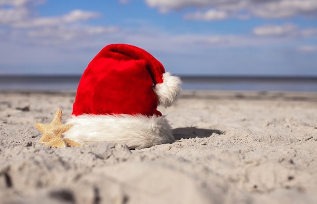 Fondo de Navidad gorro de Papá Noel en la playa