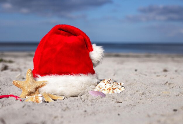 Fondo de Navidad gorro de Papá Noel en la playa