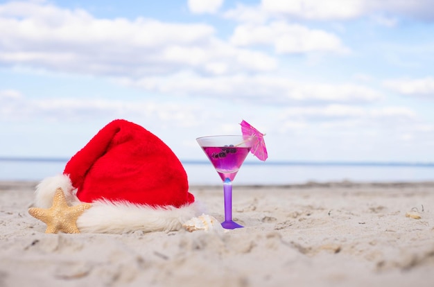 Fondo de Navidad gorro de Papá Noel en la playa