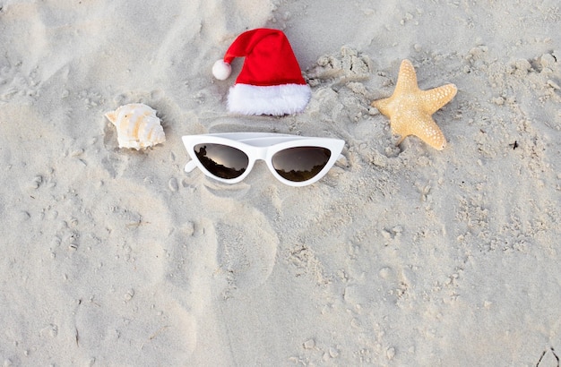 Fondo de Navidad gorro de Papá Noel en la playa