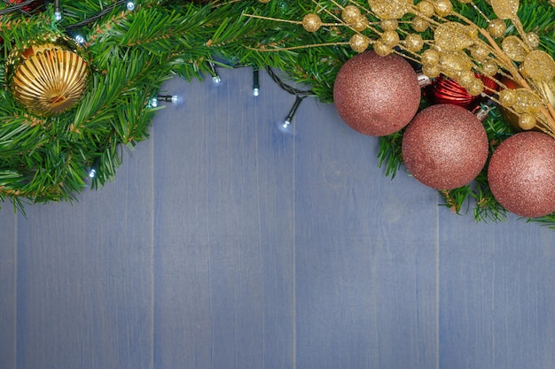 Fondo de Navidad gris azulado con bolas y ramas de pino