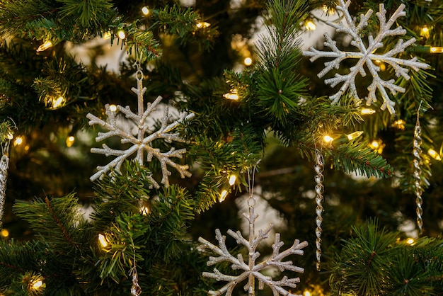 Fondo de Navidad con guirnaldas de luces brillantes