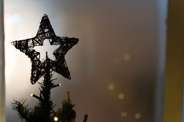 Fondo de Navidad de un hermoso árbol decorado con luces y bolas brillantes