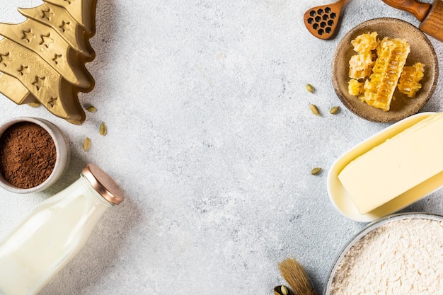 Fondo de Navidad para hornear. Ingredientes para cocinar hornear navidad sobre fondo claro. Vista superior con espacio de copia. Galletas de jengibre. Hornear galletas de jengibre. Polvo crudo para galletas