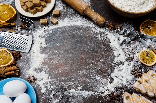 Fondo de Navidad para hornear. Ingredientes para cocinar repostería navideña (harina, huevos, azúcar, especias)