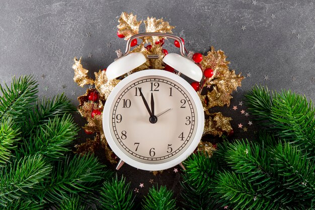 Fondo de navidad con la inscripción navidad se acerca reloj ramas de abeto y navidad