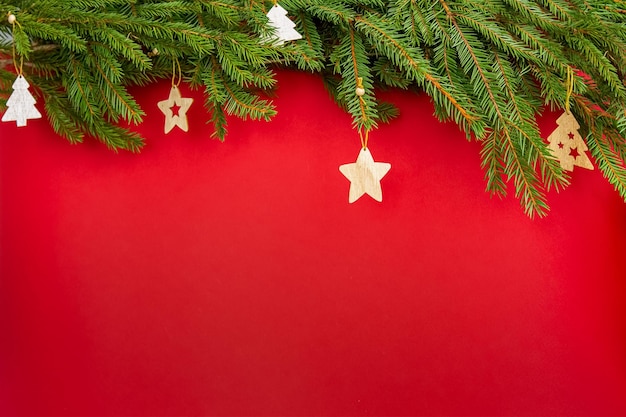 Fondo de navidad con juguetes de madera de árbol de navidad sobre fondo rojo Tarjeta de feliz navidad año nuevo