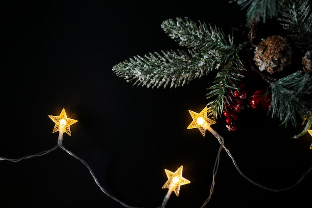 Fondo de Navidad con luces y una rama de árbol de Navidad y espacio para texto libre