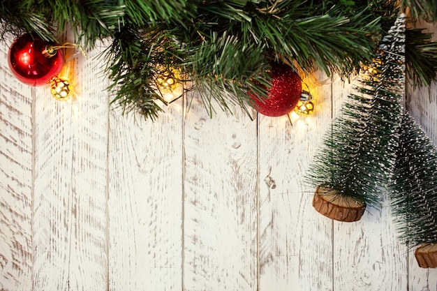 Fondo de Navidad de madera blanca. Espacio vacío para texto.