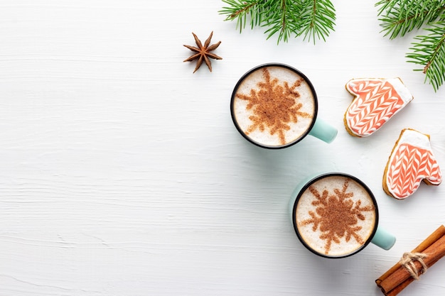 Fondo de Navidad de madera blanca con pan de jengibre y latte festivo con copos de nieve