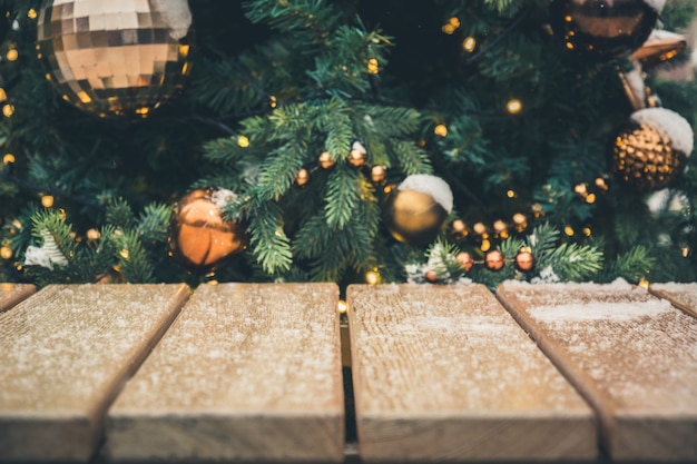 Fondo de Navidad de mesa y guirnalda de oro borrosa