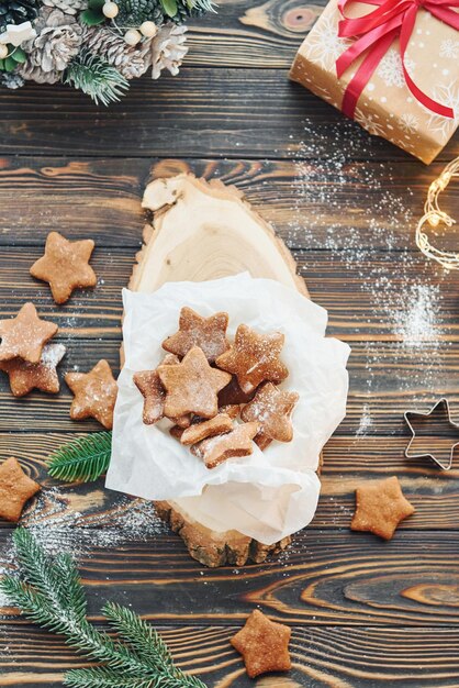 Fondo de Navidad de mesa de madera con decoración navideña