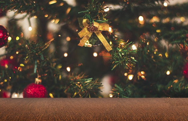 Fondo de Navidad y mesa de madera vacía con fondo borroso o escritorio de madera con fondo bokeh de vacaciones.