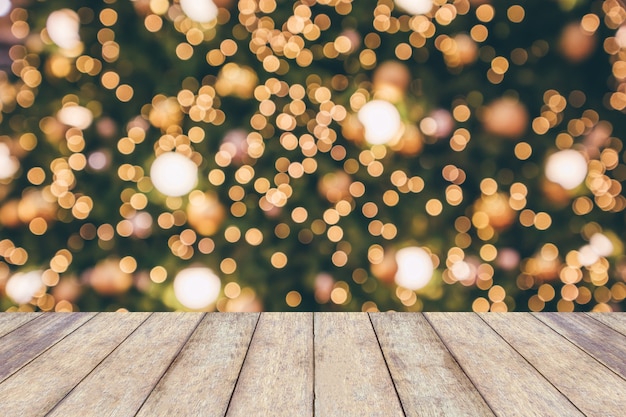 Fondo de Navidad con mesa de madera vacía sobre luces festivas bokeh