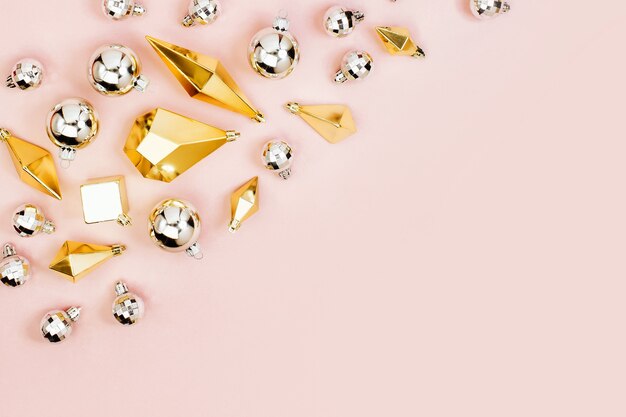 Fondo de Navidad de moda con bolas de plata brillantes y cristales de oro. Endecha plana, vista superior